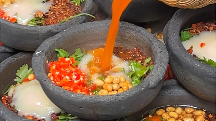 Only people from Guizhou know just how delicious live-oil dipping sauce is.