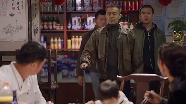 Ba người đàn ông đến ăn mì, nhưng quán đã đóng cửa không phục vụ nữa; thế là nghe nói họ từng đi lín