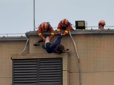 พี่ๆ นักดับเพลิงทำงานหนักนะ