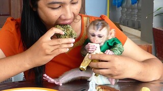 Beautiful Tiny baby Maki Refreshing eating Banana And Drink Milk With Mom For Breakfast So delicious