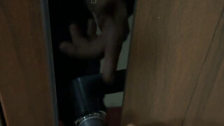 محرج جدًا، قبل يومين أظهر القفل الذكي تنبيهًا بانخفاض البطارية، واليوم لم يعد يفتح على الإطلاق [مزعج