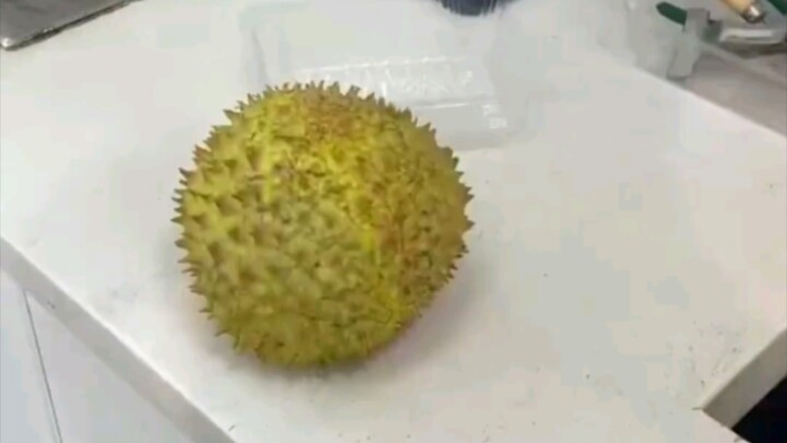 Before buying, I thought: “Is this durian even fully ripe yet?” But once I opened it, it was pure du