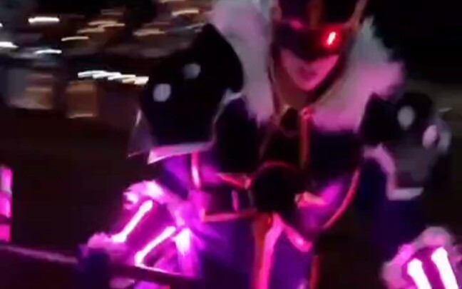 Overseas cosplayer portrays Thor