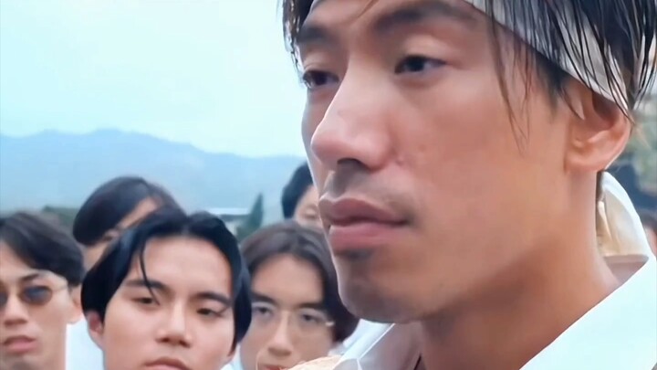 الأخ الغراب، وجهه حائر تمامًا