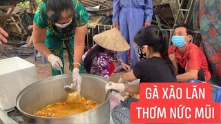 Gà giả cầy chia ra từng phần gởi cho bà con trong khu phong tỏa cách ly.