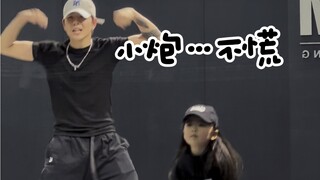 五岁女鹅来了.. 奶凶奶凶的