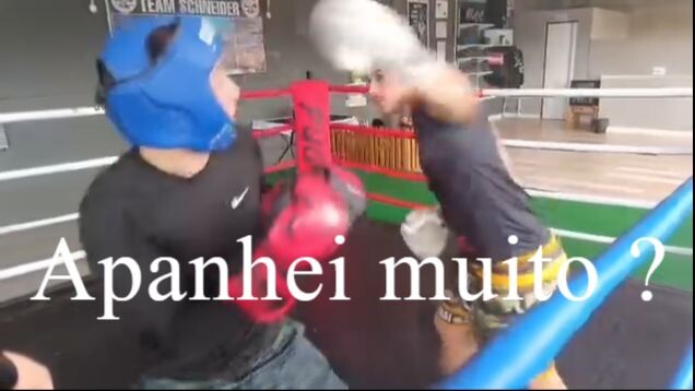 Sparring de boxe contra o mestre