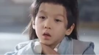 เขาเป็นชายหนุ่มที่เดินทางข้ามมิติเพื่อมาเป็นเจ้าชายน้อยผู้ใช้ปัญญาและกลยุทธ์จัดการกับพวกขุนนางคดโกง