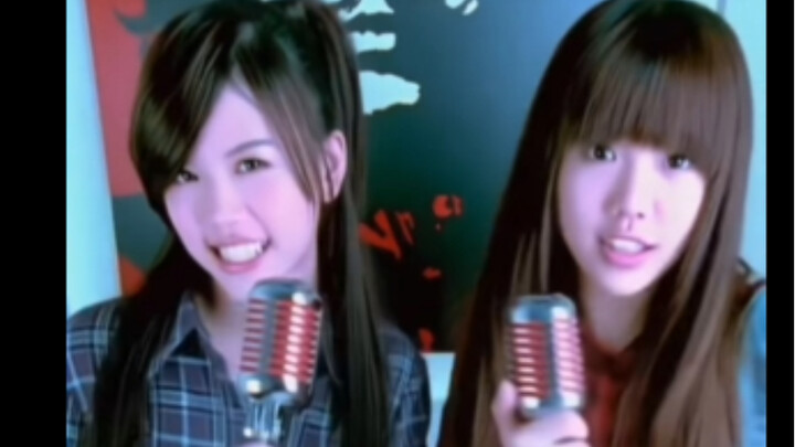 القسم الذي تغنيه الفتيات في أغنية JJ كان في الواقع من أداءهن 😅