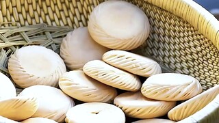 رجل يأكل عشرين قطعة من اللحم المقدد من أجل فتاة ليل.