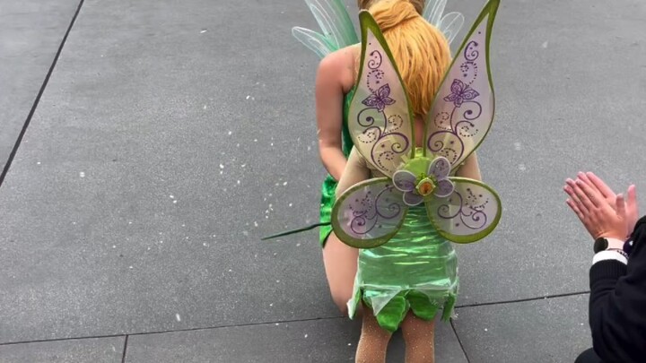 穿着精灵衣服萌娃见到童话世界精灵了，还有魔法