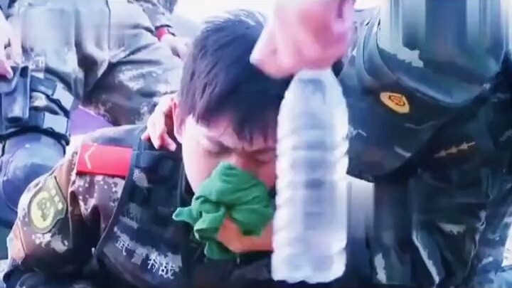 Đã nhường mặt nạ phòng độc cho đồng đội, nhưng bản thân lại mang theo chứng ho dai dẳng suốt đời. Mộ