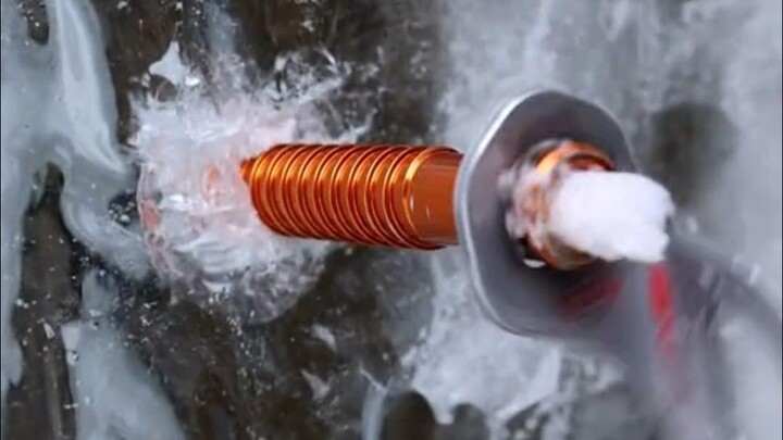 ทำไมนักปีนเขาต้องเจาะรูบนผนังน้ำแข็ง?