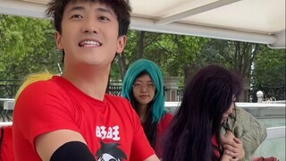 别人回母校是报答老师，精神小伙回母校是暴打老师