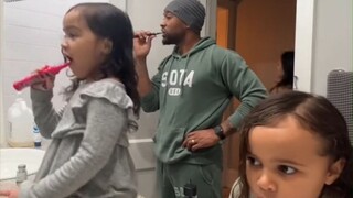 Man shares his daily routine: getting up at 4:30 a.m. to take care of his child and prepare breakfas