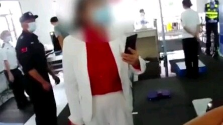 Perempuan arogan nekat menerobos pintu pemeriksaan keamanan pengadilan, menabrak dan mengancam petug