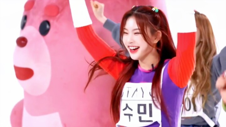 So cute! STAYC swaps parts to perform a teddy bear costume dance!