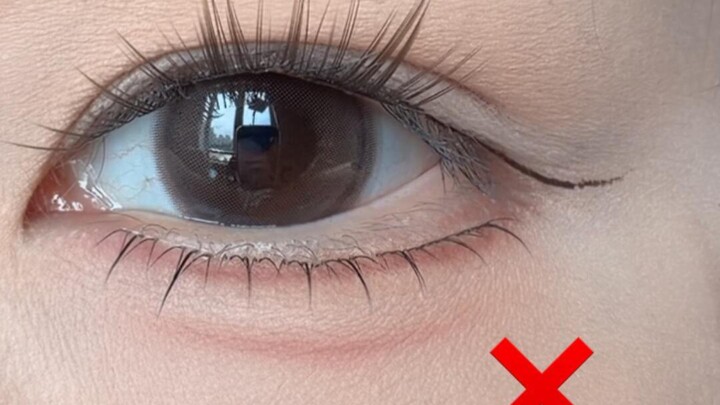 So this is what an inner-eye tail groove looks like—now my eyeliner won’t get swallowed up!