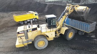 Caterpillar 992G Wheel Loader Loading Trucks With One Pass - Sotiriadis_Labriani