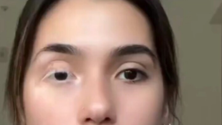 น้องสาวของฉันเกิดมามีดวงตาที่แตกต่างจากคนทั่วไป เธอแต่งหน้าเพื่อ