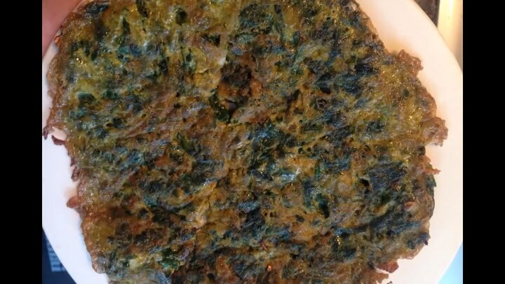 Hướng dẫn làm món trứng rán ngải cứu thơm ngon!