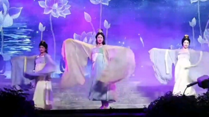 今日无事，勾栏听曲，插花弄玉