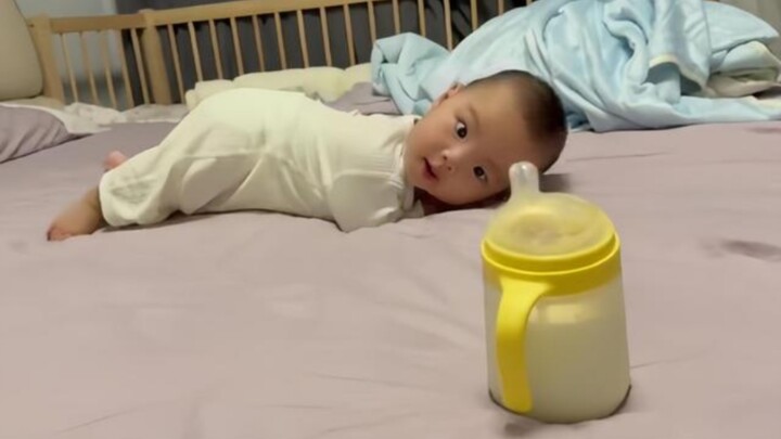 Hati ini hampir meleleh! Ekspresi terkejut si bayi saat pertama kali mengenali botol susunya benar-b