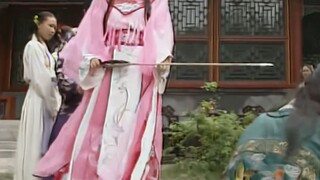 Pertunjukannya pendek dan dia muncul terlambat, tetapi penampilannya banyak dan cantik.