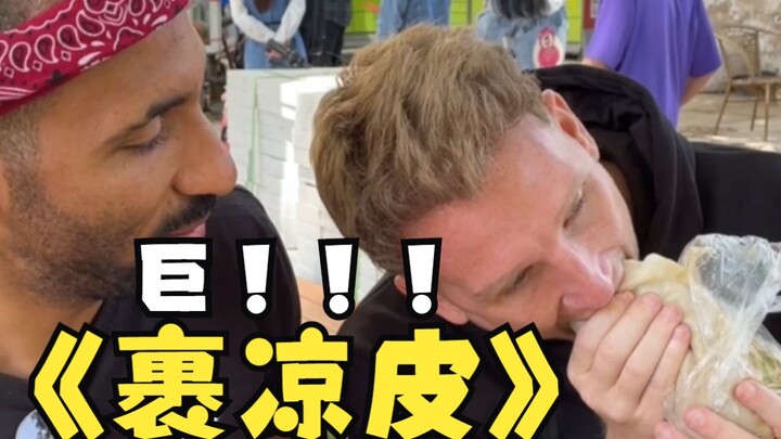 Lembaran liangpi raksasa yang ditemukan di jalanan Zhengzhou!!! Satu lembar saja dua orang pun tak a