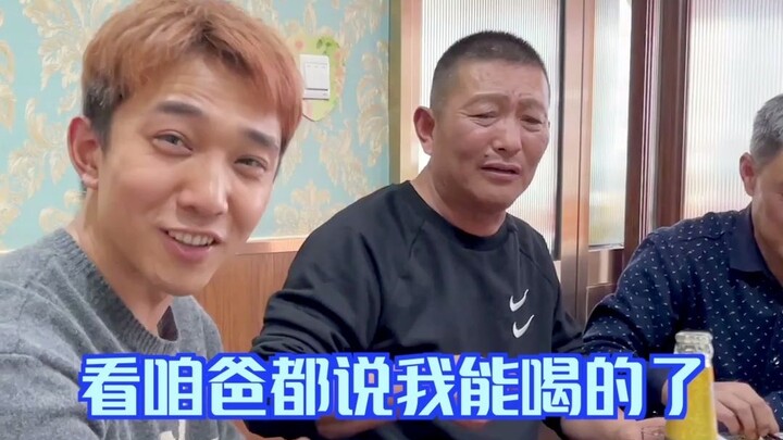 Tiệc gia đình! Với tửu lượng của Lý Tân thế này, lần sau để anh ấy ngồi bàn trẻ con thì hơn.