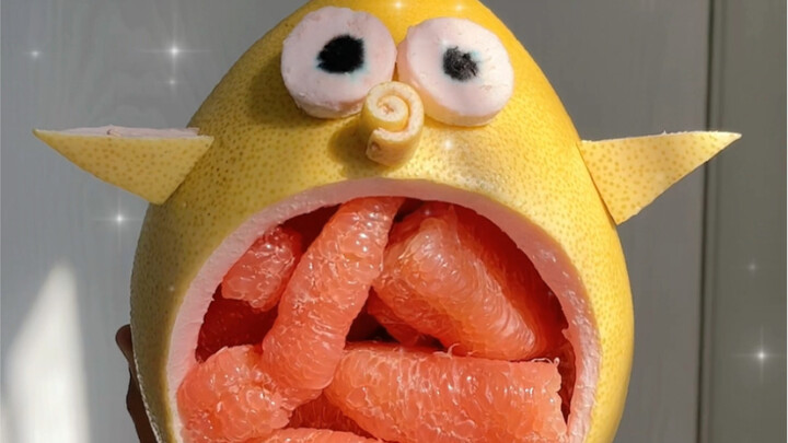 Make a cute little chick out of a pomelo—hurry up and craft one for the kids at home!