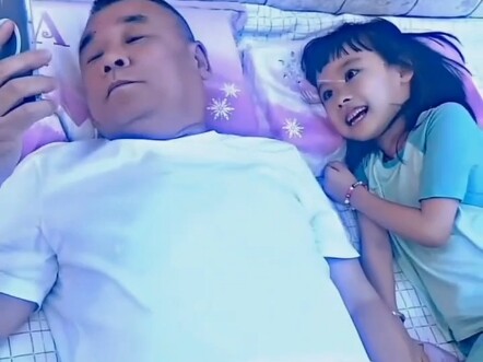 Hahaha, is Grandpa’s talk really that good? This little girl is quite the talent.