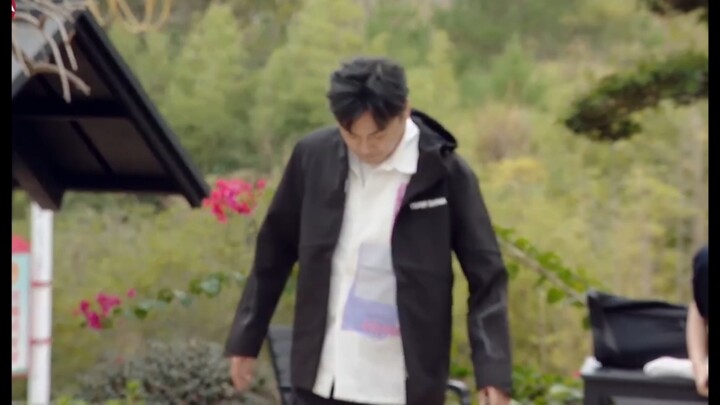 ฉินฮ่าวเตะรองเท้าแตะทั้งสองคู่เข้าไปในกรอบสีน้ำเงินในคราวเดียวจนทุกคนอึ้ง ทำเอา “หยางเชวี่ย” ที่ยืนอ