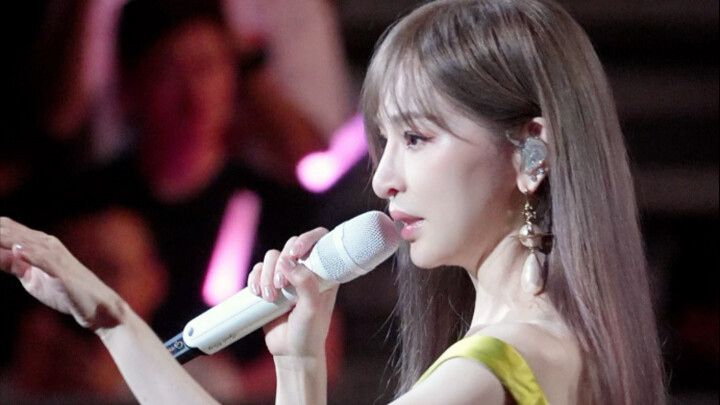 No wonder she’s the “Sweetheart Queen”—a few words had the fans in the audience completely melting!