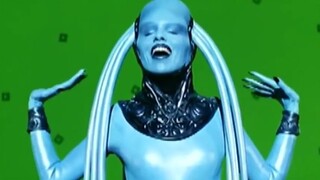 أكثر المشاهد غرابة في أفلام لوك بيسون، كم شخصًا نسي الحبكة ولم يتذكر سوى هذا الكائن الفضائي؟