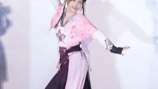 Yu Shuxin appeared on stage and danced to "Send to the Bright Moon"