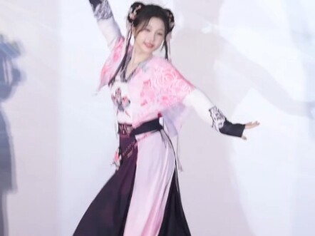 Yu Shuxin xuất hiện trên sân khấu và nhảy theo bài hát "Send to the Bright Moon"