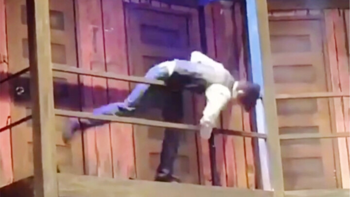 عرض تخرج تشانغ شينتشنغ يثير الحماس بمشهد “القفز من المبنى”!