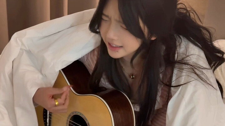 เหมียวแพนด้าเล็กเล่นกีตาร์ร้องเพลง “อันหรง”