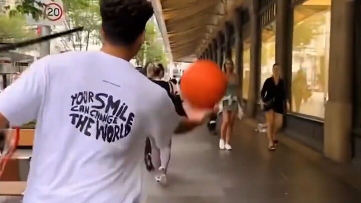 Testing Passersby's Basketball Skills on the Street!