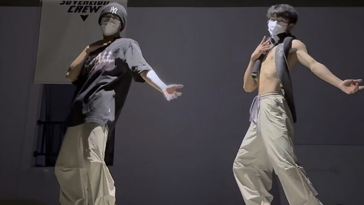 I feel like scarf guy is more suitable for this dance..😂 #ParkJaeBum #mommae #浅跳一下