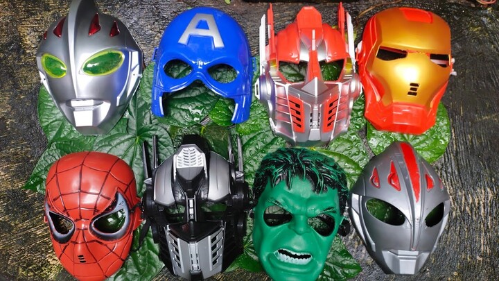 menemukan mainan topeng superhero