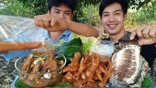 แกงส้มชะอมทอด  ตีนไก่ทอดกรอบๆ ปลาเผาตัวใหญ่ๆ