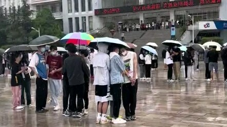 นักศึกษามหาวิทยาลัย = นักเรียนประถมศึกษากลุ่มใหญ่