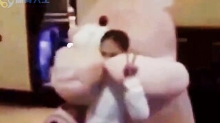 又憨有霸气的“莎莎”背大熊，把我笑趴了！