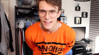 Apa yang terjadi kalau mencoba memakai baju cowok Inggris secara diam-diam? Apakah jadi bergaya Ingg