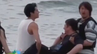 Wang Hedi dan Wang Chuanjun melemparkan sutradara tersebut ke laut