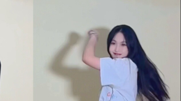 Meminta pacar saya untuk bangun tengah malam untuk menonton girlband