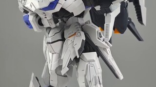 Immersive assembly of the fighter plane Charon delayed by a large backpack