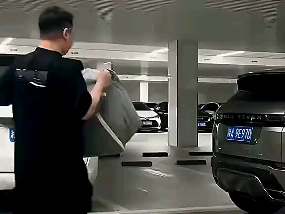 Fully automatic sensor doors also come with driving assistance.